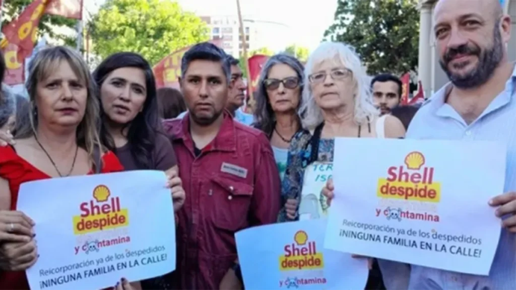 Trabajadores de estaciones de servicio se movilizaron contra los despidos en Avellaneda 1 Trabajadores de estaciones de servicio se movilizaron contra los despidos en Avellaneda
