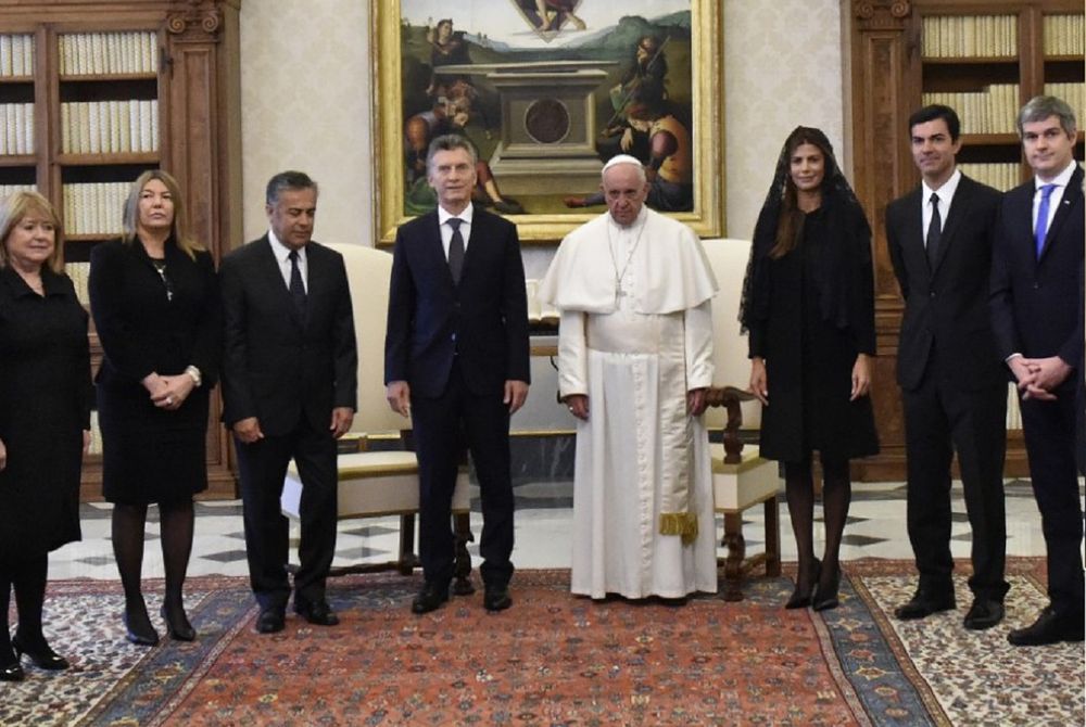 Alfredo Cornejo junto con el expresidente, Mauricio Macri y el papa Francisco en febrero de 2016 Alfredo Cornejo junto con el expresidente, Mauricio Macri y el papa Francisco en febrero de 2016